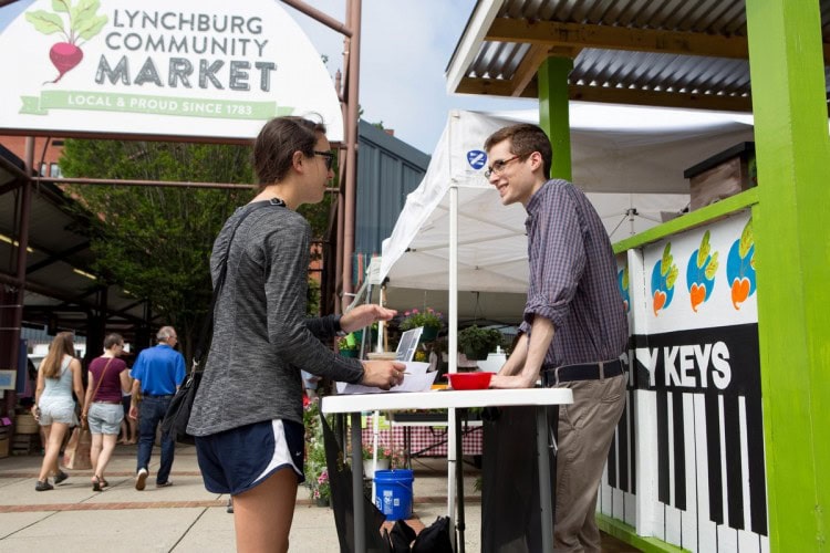 Harrison Pippin '18 talks to a patron of the Lynchburg Community Market.