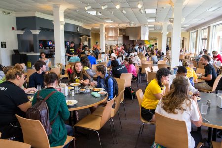 Students eating lunch in Cheatham Dining Hall