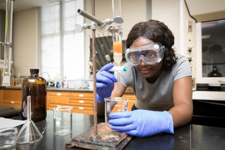 Valarie Osei-Akyeampong ’19 works to extract pigment from a sample of rice Valarie Osei-Akyeampong ’19 works to extract pigment from a sample of rice