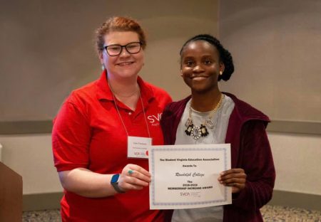 Ke’Asia Carter ’19 M.A.T. (right) accepts the Highest Membership Increase award from SVEA President Catie Travassos.