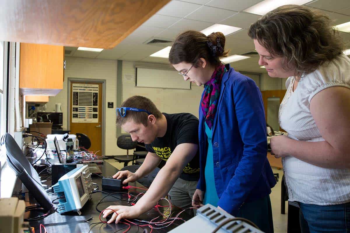 Professor Sarah Sojka works with two students on a summer research project.