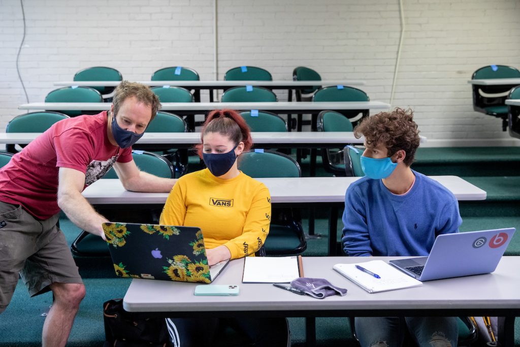 Summer Research students work professor.