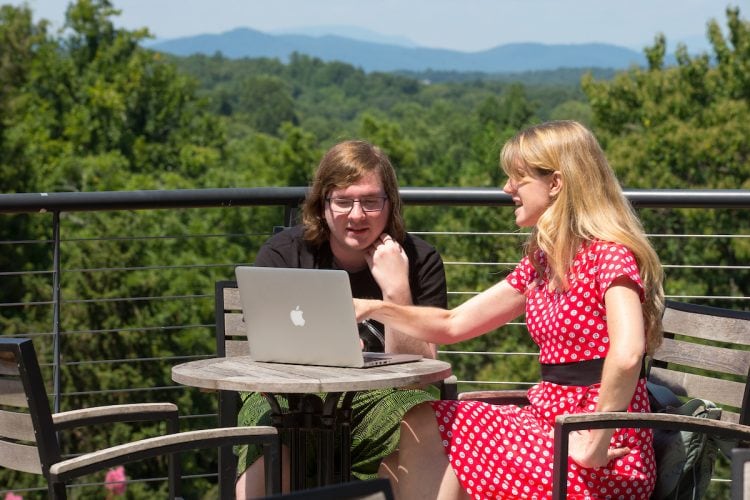 Shawn Simmons '16 (left) meets with Karin Warren, the Herzog Family Professor of Environmental Studies. Shawn Simmons '16 (left) meets with Karin Warren, the Herzog Family Professor of Environmental Studies.