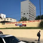 A wall with graffiti that reads "commandante en Jefe, ordene!"