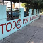 A wall with graffiti that reads "Todo por la Revolucion"