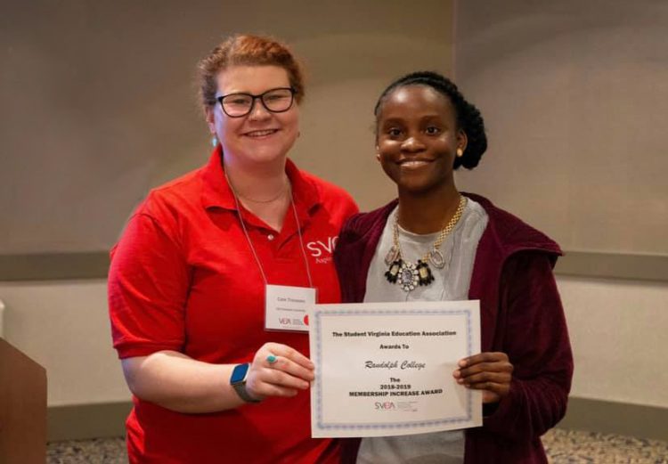Ke’Asia Carter ’19 M.A.T. (right) accepts the Highest Membership Increase award from SVEA President Catie Travassos. Ke’Asia Carter ’19 M.A.T. (right) accepts the Highest Membership Increase award from SVEA President Catie Travassos.