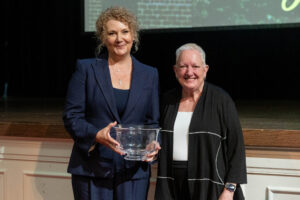 Stacey Robbins Kennedy ’95 poses with President Sue Ott Rowlands during the 2025 Alumni Achievement Award ceremony 