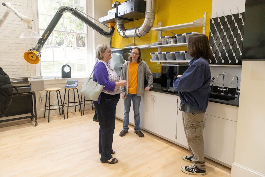 People talk in a laboratory 
