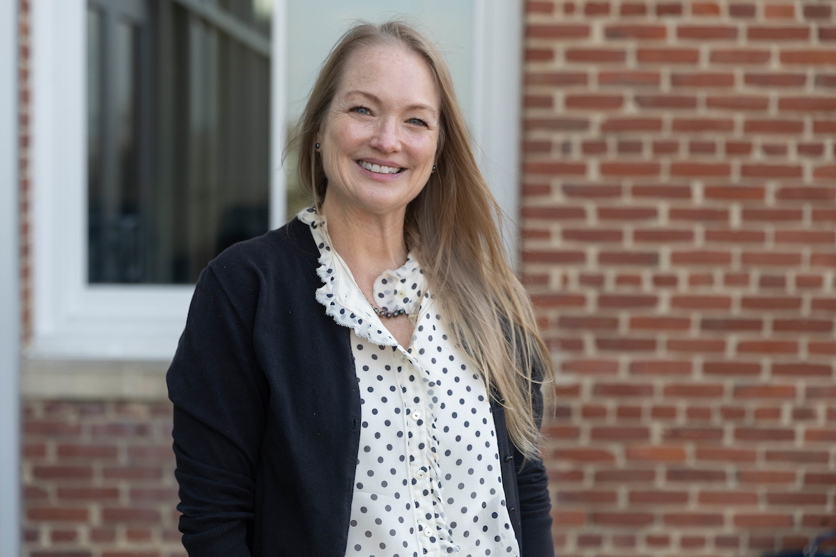 Tiffany Vines ’95 poses for a portrait on the Student Center deck