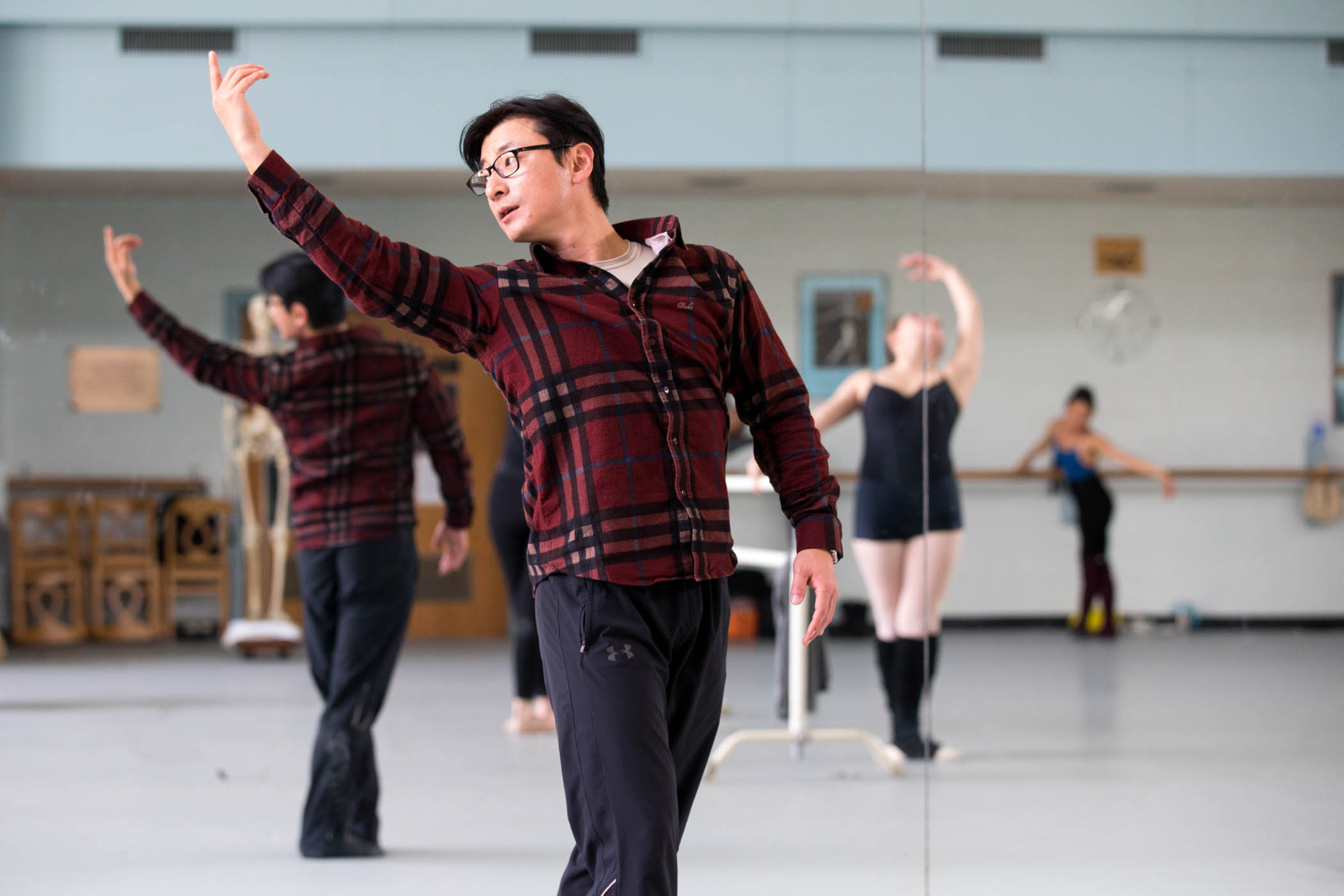 Visiting artist Seyong Kim teaches ballet class.