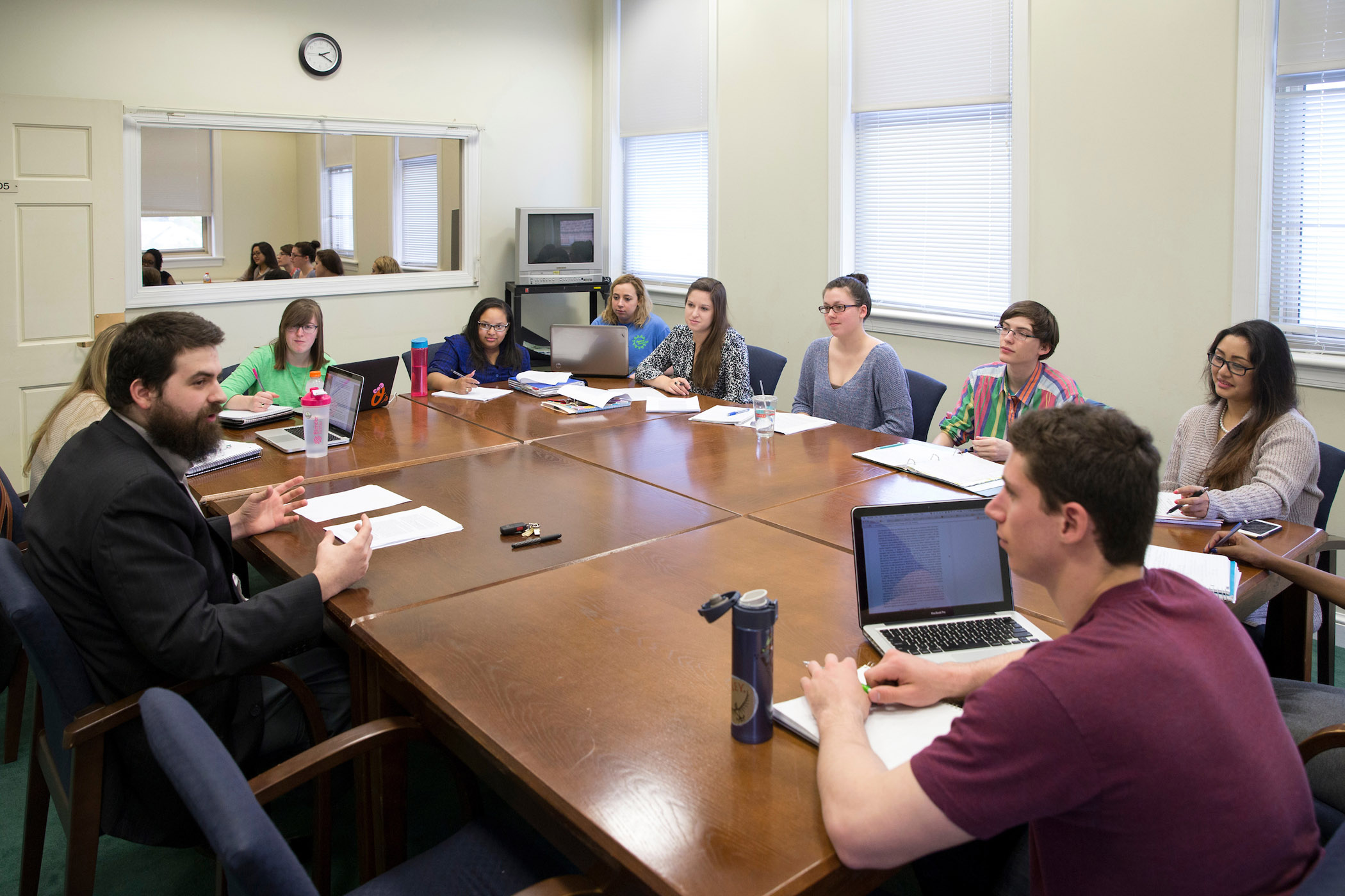 Professor Vincent Vecera holds class discussion.