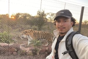 Izaiah Burgos ’24 spends summer working for zoo in South Africa