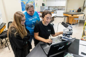 ‘The little guys deserve some love too’: Summer Research examines microalgal diversity in seagrass beds